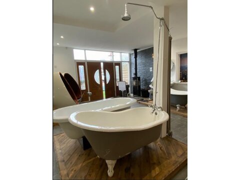Now SOLD - Wondeful reclaimed cast iron slipper bath complete with taps, shower and shower rail 211119