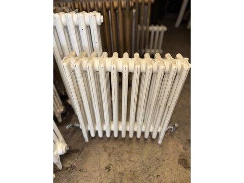 Reclaimed white cast iron radiator measuring 62 cm wide and 60 cm high RD 3126
